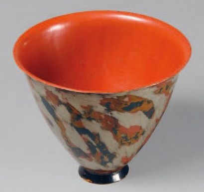DUNAND Jean (1877-1942) Petit vase de forme conique sur talon en laque de Chine argenté...