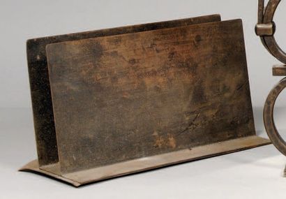 CHAREAU Pierre (1883-1950) Porte-lettres en métal martelé à une rangée ajourée dans...