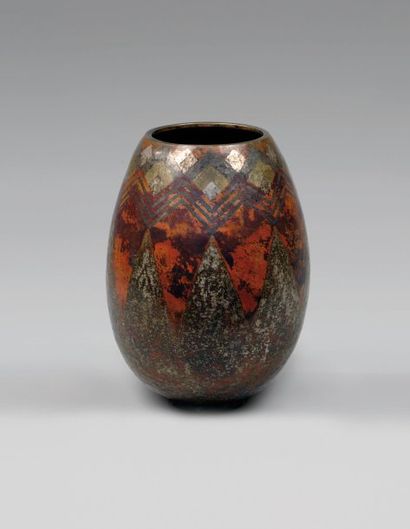 LINOSSIER Claudius (1893-1953) Vase en dinanderie de forme ovoïde entièrement martelé...