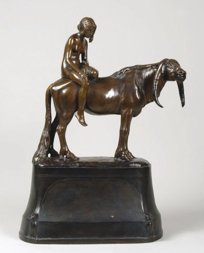 HAASE H. « Femme assise sur un buffle ». Importante épreuve en bronze à patine brune...