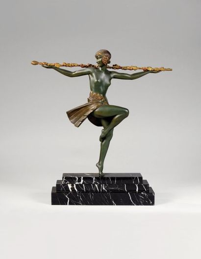 LE FAGUAYS « Danseuse au bâton fleuri ». Epreuve en bronze à patine verte et dorée,...