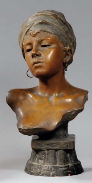VILLANIS Emmanuel (1858-c.1920) « Buste de femme au turban ». Sujet en terre cuite...