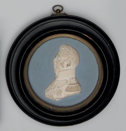 null Médaillon rond en biscuit de Sèvres, signé: Le buste de Charles X sur fond bleu,...