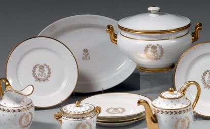 null Service des Princes: quatre assiettes blanches à bordure or, en porcelaine de...