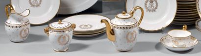 null Service des Princes: partie de service à thé en porcelaine blanche et or, à...