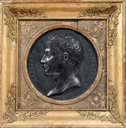 null Grand médaillon rond en fonte de Berlin: Buste de profil de l'Empereur Napoléon...