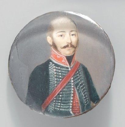 null Miniature ronde sur ivoire: Portrait d'un officier de hussards en dolman vert,...