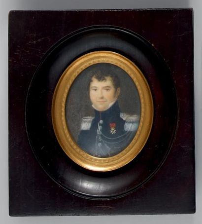 null Miniature ovale sur ivoire: Portrait d'un lieutenant de cavalerie en habit bleu...