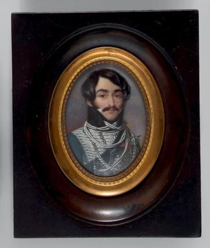 null Miniature ovale sur ivoire: Portrait d'un officier de hussards portant une cicatrice...
