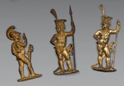 null Trois sujets d'ameublement en bronze ciselé et doré, représentant des chérubins...