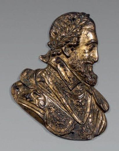 null Ornement de meuble en bronze ciselé et doré représentant le buste d'Henri IV...