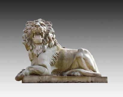 null Paire de lions couchés en marbre blanc sculpté L : 110 cm, l : 53,5 cm, H :...