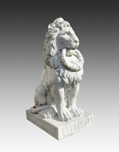 null Paire de lions en marbre blanc portant des anneaux fleuris L : 75 cm, l : 49...