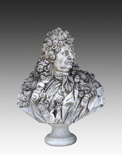 D'après COYSEVOX Louis XIV Marbre sculpté sur piédouche H : 93 cm, L : 77 cm