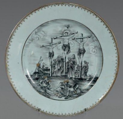 null CHINE DE COMMANDE. Assiette ronde peinte en grisaille d'une scène représentant...