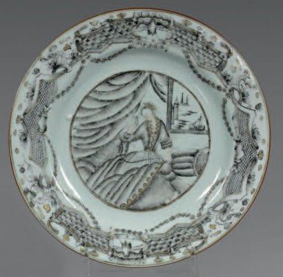 null CHINE DE COMMANDE. Assiette peinte en grisaille et or d'une brodeuse dans un...