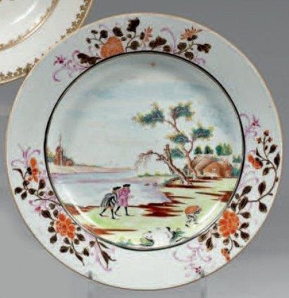 null CHINE DE COMMANDE. Assiette ronde décorée en polychromie dans le style de Meissen...