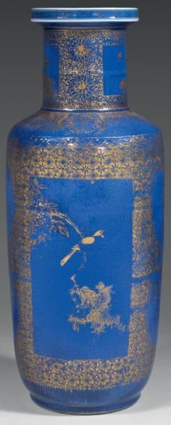 CHINE Vase de forme cylindrique à col étroit à fond bleu poudré décoré à l'or d'oiseaux...