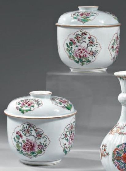 CHINE Paire de pots cylindriques couverts décorés en émaux de la famille rose de...
