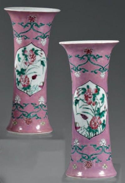 CHINE Paire de vases cornet à fond rose décorés en émaux de la famille rose de fleurs...