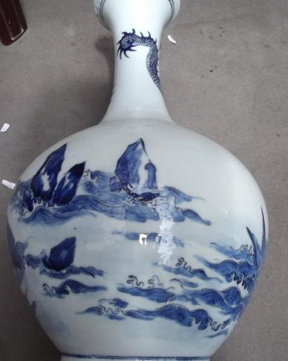 CHINE Vase balustre décoré en bleu sous couverte d'un dragon à cinq griffes surmontant...