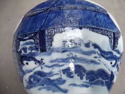 CHINE Vase balustre décoré en bleu sous couverte d'un dragon à cinq griffes surmontant...