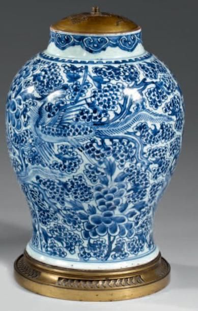 CHINE Vase de forme balustre décorée en bleu sous couverte de deux phoenix sur fond...