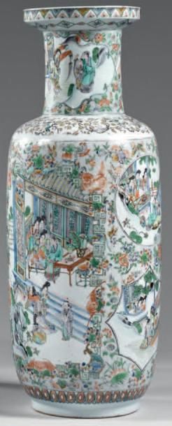 CHINE Vase cylindrique à col étroit décoré en polychromie de scènes animées de personnages...