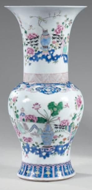 CHINE Vase cornet "yenyen" décoré en émaux de la famille rose de bouquets de fleurs...