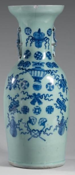 CHINE Vase de forme balustre à deux anses figurant des chimères. Il est décoré en...