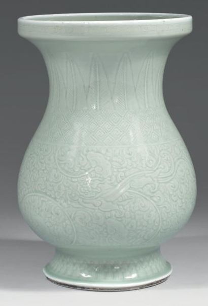 CHINE Beau et large vase de forme balustre à couverte céladon vert amande à décor...