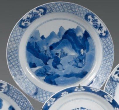 CHINE Assiette circulaire décorée en bleu sous couverte d'une scène animée deux sages...