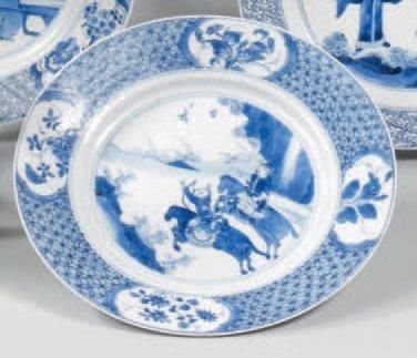 CHINE Assiette circulaire décorée en bleu sous couverte d'une scène animée de deux...