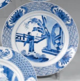 CHINE Assiette circulaire décorée en bleu sous couverte d'une scène animée d'une...