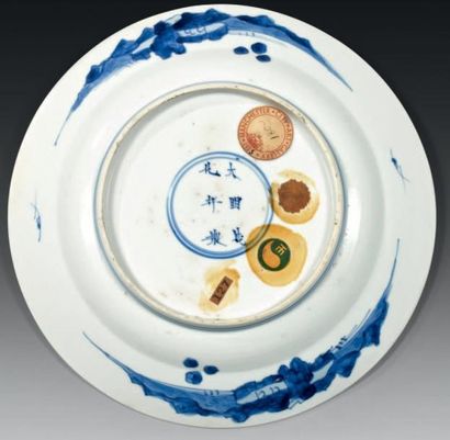 CHINE Assiette circulaire décorée en bleu sous couverte d'une scène animée d'une...