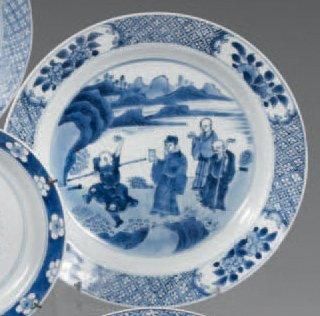 CHINE Assiette circulaire décorée en bleu sous couverte d'une scène animée de quatre...