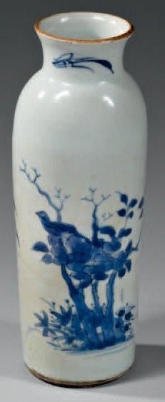 CHINE Vase cylindrique à col évasé décoré en bleu sous couverte de prunus en fleur...