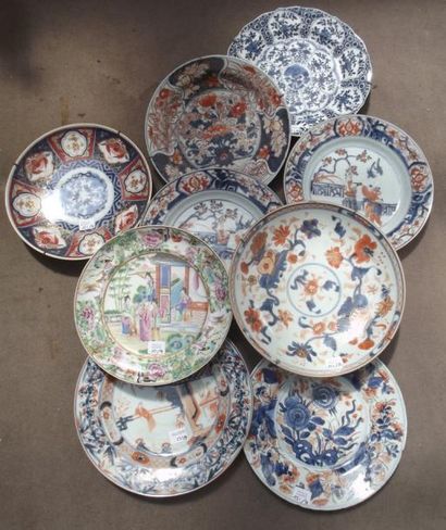 CHINE ET JAPON Neuf assiettes rondes à décors divers (motifs floraux dans la palette...