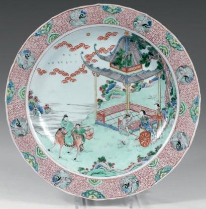 CHINE Plat rond à bordure contournée, décoré en émaux de la famille verte d'une scène...