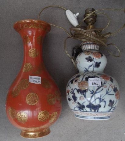 CHINE Vase de forme balustre à fond corail, décoré à l'or de mõns à motif de fleurs...