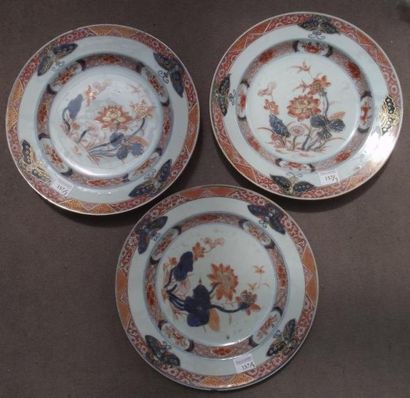 CHINE Suite de trois assiettes rondes décorées dans la palette Imari de nénuphars...