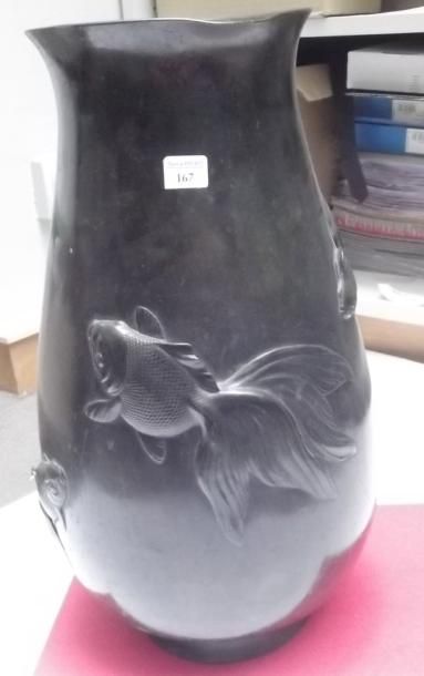 JAPON Grand vase en bronze à patine brune décoré en léger relief de poissons. Signature...