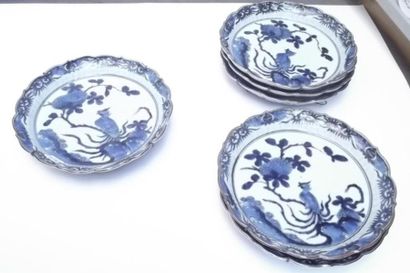 JAPON Ateliers d'ARITA Suite de six assiettes décorées en bleu sous couverte de phénix,...