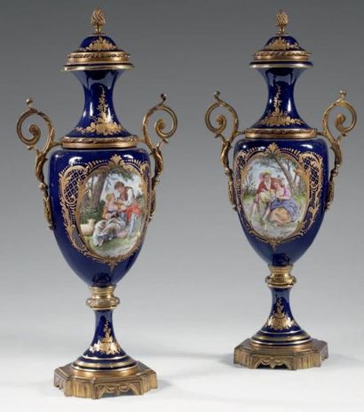 Genre de SEVRES Paire de vases couverts ovoïdes sur piédouche à fond bleu décorés...