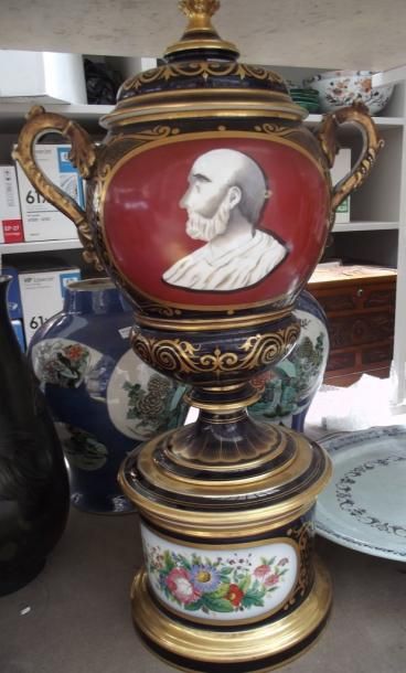 PARIS Grand vase pharmaceutique de «montre» couvert sur piédouche, contre-socle circulaire...