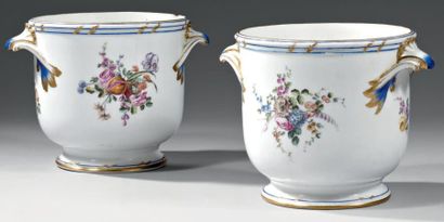 Manufacture de Sèvres Deux seaux à rafraichir, formant paire, en porcelaine, à décor...
