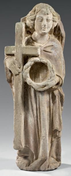 null Importante sculpture en grés blond figurant un Ange debout, tenant une croix...