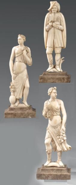 null Trois statuettes en ivoire sculpté, figurant des personnages symbolisant l'Eté,...