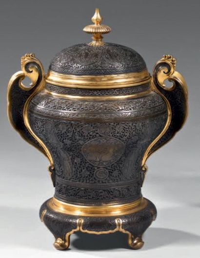 null Beau vase couvert, en bronze ciselé, doré ou patiné, à décor dans des réserves...