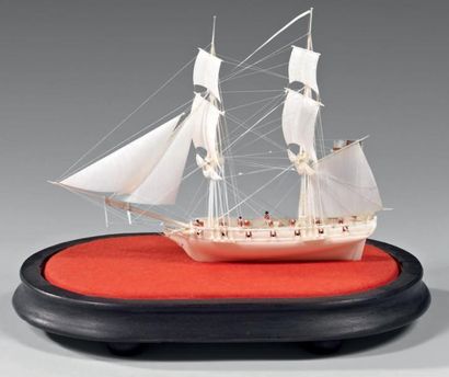 null Belle maquette de navire sous voiles, à deux mats, en ivoire finement sculpté....